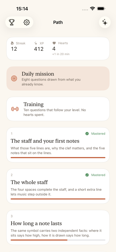 The path screen: streak, experience points and lives at the top, then the daily mission, training and the list of chapters.