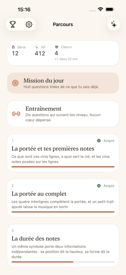 L'écran du parcours : série, points d'expérience et vies en haut, puis la mission du jour, l'entraînement et la liste des chapitres.